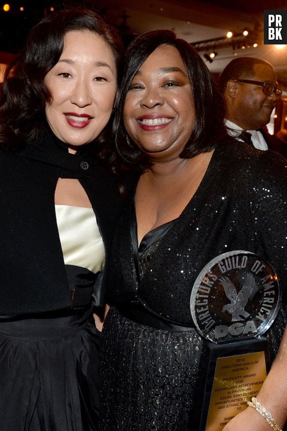 A criadora de "Grey's Anatomy", Shonda Rhimes, posa com Sandra Oh (Cristina Yang)