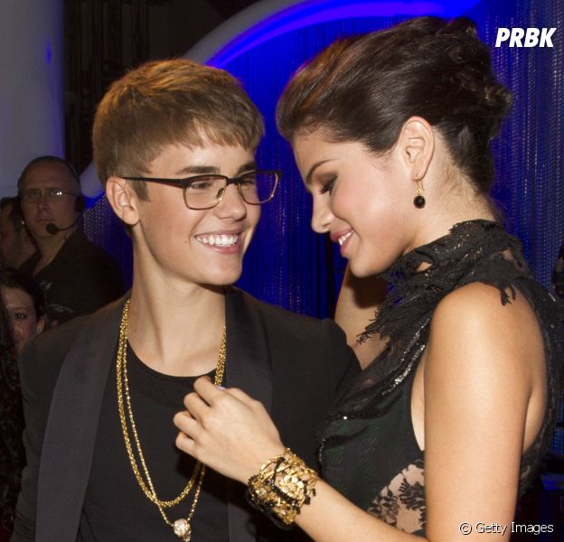 Justin Bieber e Selena Gomez aparecem em clima de romance na Jamaica
