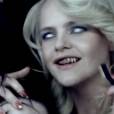 Amy Lee, do Evanescence, não tem medo de maquiadoras estranhas em "Going Under"