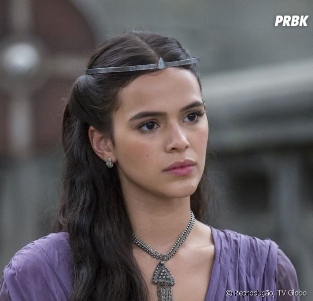 Em "Deus Salve o Rei": Catarina (Bruna Marquezine) acompanha Rodolfo (Johnny Massaro) na sua aparição pública, mas o povo não aprova a nova rainha de Montemor
