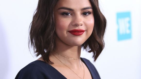 Selena Gomez raspa o cabelo e surpreende fãs: "Mudança sutil"