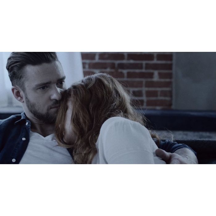 Justin Timberlake acaba sofrendo nas mãos da namorada em &quot;TKO&quot;