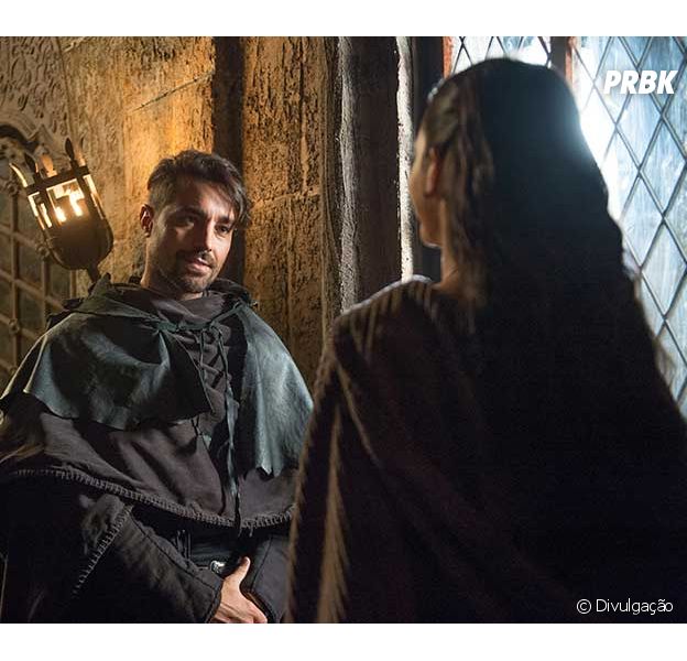 Em "Deus Salve o Rei", Virgílio (Ricardo Pereira) volta e ameaça Catarina (Bruna Marquezine)