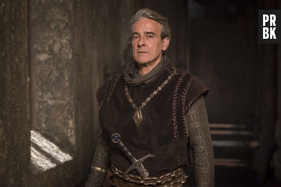 Em "Deus Salve o Rei", Otávio (Alexandre Borges) prende Catarina (Bruna Marquezine) na masmorra e a estupra