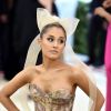 Ariana Grande e Pete Davidson curtem feriado americano juntos queimando marshmallows