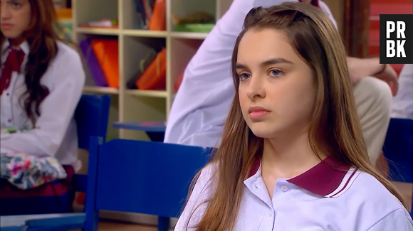 Em "As Aventuras de Poliana", a repetente Brenda (Flavia Pavanelli) zoa Mirela (Larissa Manoela) e Raquel (Bella Moreira) e chama as amigas de bizarra