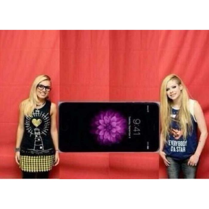 Confirmado: Avril Lavigne ficou só a um iPhone 6 Plus de distância dos fãs no Meet and Greet