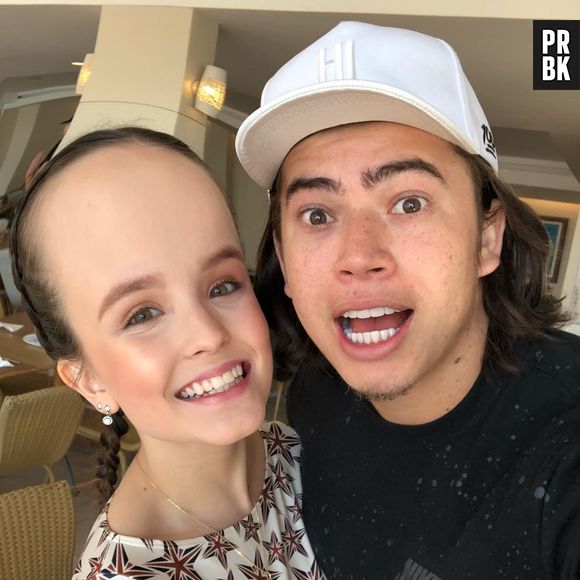 Whindersson deu uma zoada na testa de Larissa Manoela!