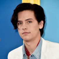 Cole Sprouse, de "Riverdale", faz piada e elogia o Brasil após vencer no Teen Choice Awards 2018