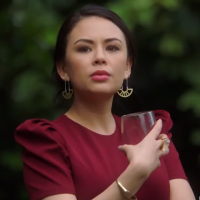 Em "Pretty Little Liars: The Perfectionists", Mona não vai mais esconder quem é, diz Janel Parrish
