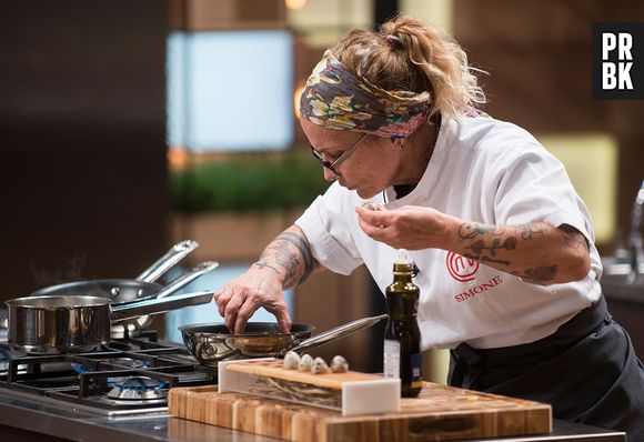 No "Masterchef Profissionais": Simone se embola com o tempo e acaba eliminada