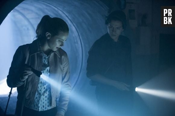 Em "Riverdale", Jughead (Cole Sprouse) encontra um ritual bem sinistro depois de seguir pistas de Dilton (Bob Montana)