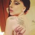 Lady Gaga mostra "mão" macabra que representa os little monsters tatuada nas costas