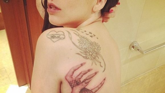 Lady Gaga faz nova tatuagem em homenagem aos "Little Monsters"!