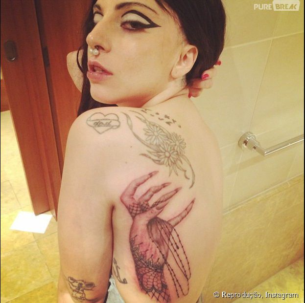 Lady Gaga mostra "mão" macabra que representa os little monsters tatuada nas costas