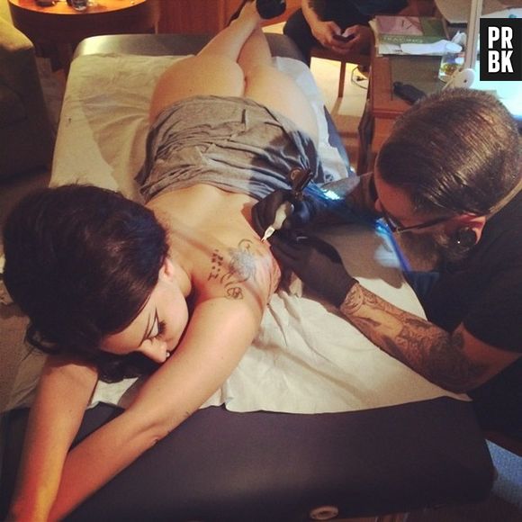 Sempre ousada, Lady Gaga posa de fio-dental enquanto faz a nova tatuagem