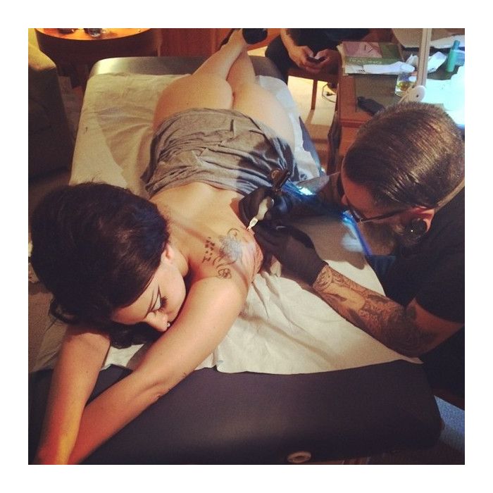 Sempre ousada, Lady Gaga posa de fio-dental enquanto faz a nova tatuagem