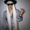 Lady Gaga faz com a mão o símbolo que representa seus "little monsters"