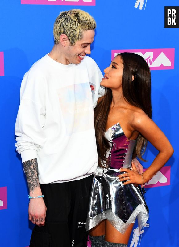 Ariana Grande defende Pete Davidson e pede para fãs pararem de atacá-lo