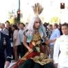 Em sua chegada no tapete vermelho do VMA 2010, Lady Gaga vestiu um visual que mais parecia um pavão