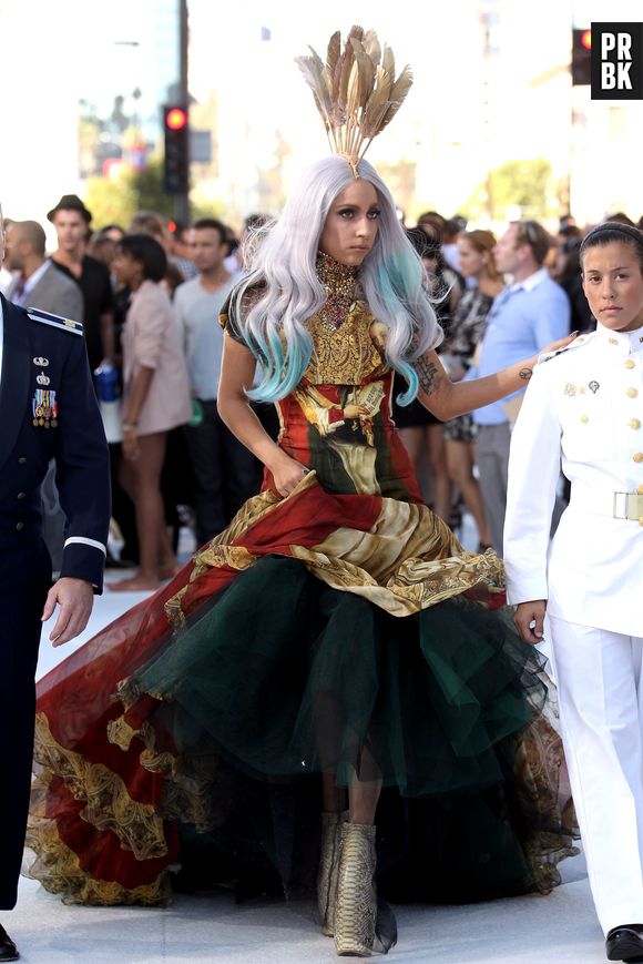 Em sua chegada no tapete vermelho do VMA 2010, Lady Gaga vestiu um visual que mais parecia um pavão