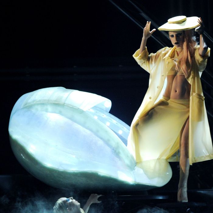 Está lembrado desta roupa? Lady Gaga usou esse look gelatinoso, que mais parecia uma placenta, para performar pela primeira vez a música, que virou hino gay, &quot;Born This Way&quot;