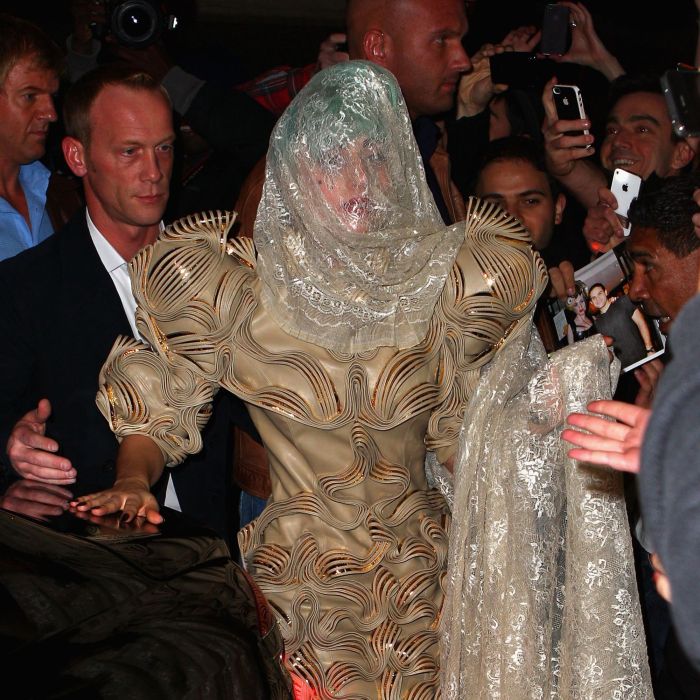 Lady Gaga adora ousar nos looks, sejam para serem usados em seus show ou premiações