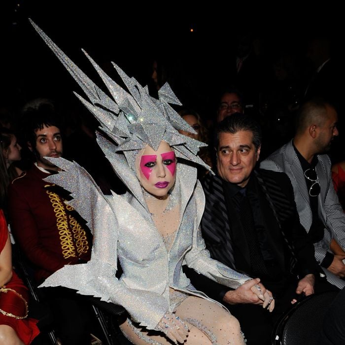 De acordo com o stylist José Camarano, a decisão de usar roupas chamativas por parte de Lady Gaga, nada mais é do que &quot;uma jogada de marketing&quot;