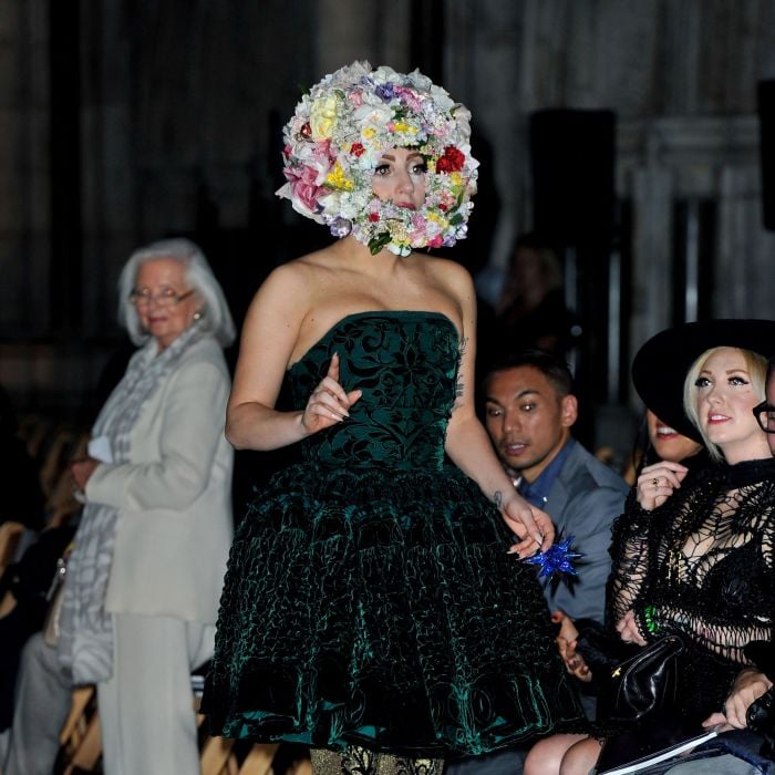 Lady Gaga tem uma equipe de maquiadores, estilistas e aderecistas que é carinhosamente conhecida como &quot;Haus of Gaga&quot;. Além disso, ela se tornou a queridinha de grandes personalidades da moda, como Versace e Giorgio Armani