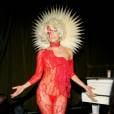 E essa roupa de sangue?! Lady Gaga adora chocar e causar impacto com seus visuais, a maioria deles muito bizarros