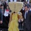 Lady Gaga recentemente apareceu pelas ruas de Berlim, na Alemannhã, com o adereço de cabeça, estilizado pelo hairstylist Charlie Le Mindu, da coleção outono/inverno 2013 e foi muito zuada na internet