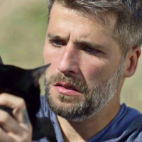 Gabriel fica em choque ao ver forma humana de León em "O Sétimo Guardião"