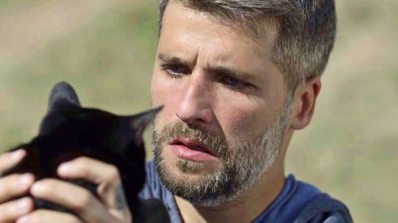 Gabriel fica em choque ao ver forma humana de León em "O Sétimo Guardião"