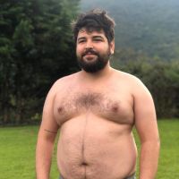 Sabe a Poc de "O Tempo Não Para"?  O ator Leo Bahia fez um ótimo texto sobre autoaceitação