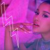 Modelos gays recriam clipe de "7 rings" usando linguagem de sinais