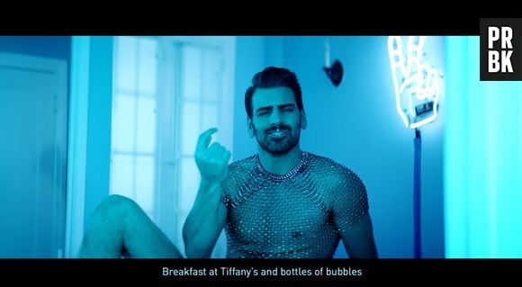 Modelo surdo, Nyle DiMarco, recria clipe de "7 rings" com homens gays e interpretação da música em linguagem de sinais