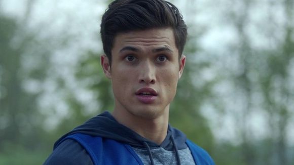 Parece que o Charles Melton vai pegar a Ariana Grande no próximo clipe da cantora