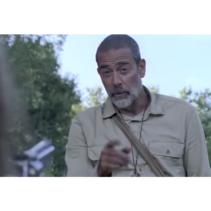 Em &quot;The Walking Dead&quot;, na 9ª temporada: Negan (Jeffey Dean Morgan) convence Judith (Cailey Fleming) a deixá-lo ficar em Alexandria