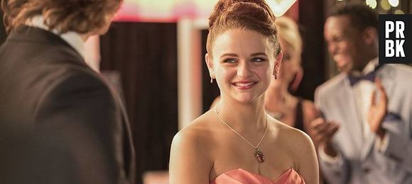 Joey King aparece de peruca em teaser de "A Barraca do Beijo 2"