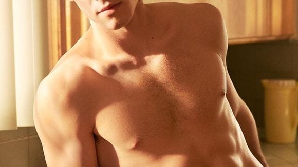 Essa propaganda da Calvin Klein, com Shawn Mendes e Noah Centineo, vai te deixar sem ar!