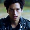 Em "Riverdale": Jughead (Cole Sprouse) descobre que é sua mãe que comanda parte do tráfico