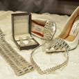 Eis aqui os sapatos e algumas das joias usadas por Moranguinho em seu casamento