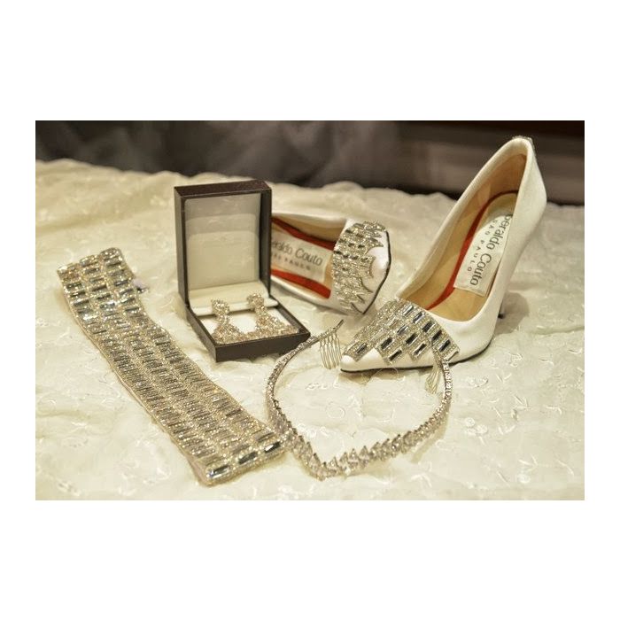 Eis aqui os sapatos e algumas das joias usadas por Moranguinho em seu casamento