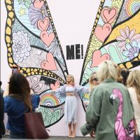 Taylor Swift está de volta e de acordo com Selena Gomez e Camila Cabello, sua nova música é incrível