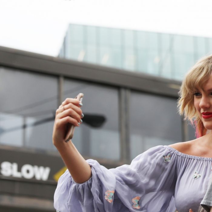 Taylor Swift encontra fãs em Nashville para divulgar música nova