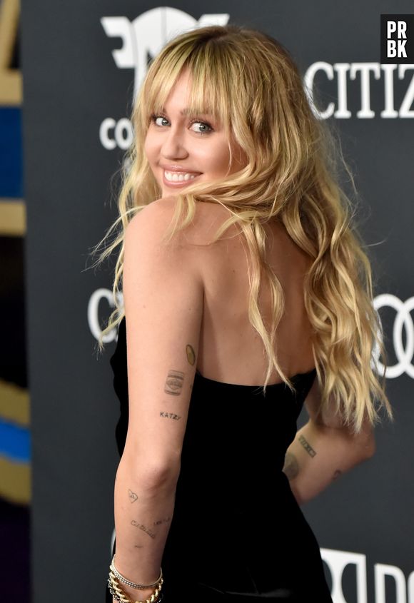 Miley Cyrus não consome NENHUM produto de origem animal desde 2014, após um dos seus cachorros morrer após ser atacado por um coiote