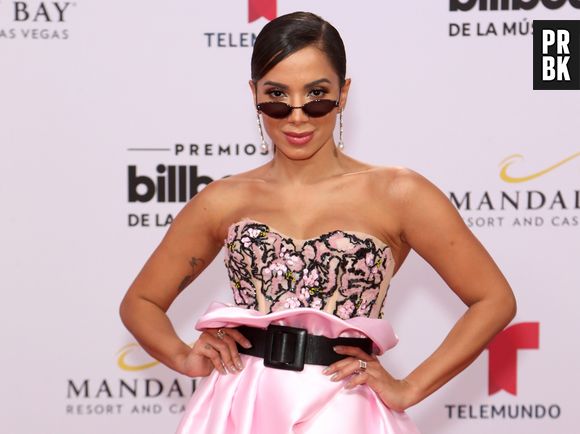 Após conselhos da melhor amiga Luisa Mell, Anitta decidiu parar de comer carne no início de 2019 e adotou estilo de vida vegano após documentário sobre maus tratos