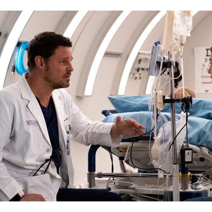 Meredith (Ellen Pompeo), Richard (James Pickens Jr.) e Alex (Justin Chambers) são demitidos no final da 15ª temporada de &quot;Grey&#039;s Anatomy&quot;