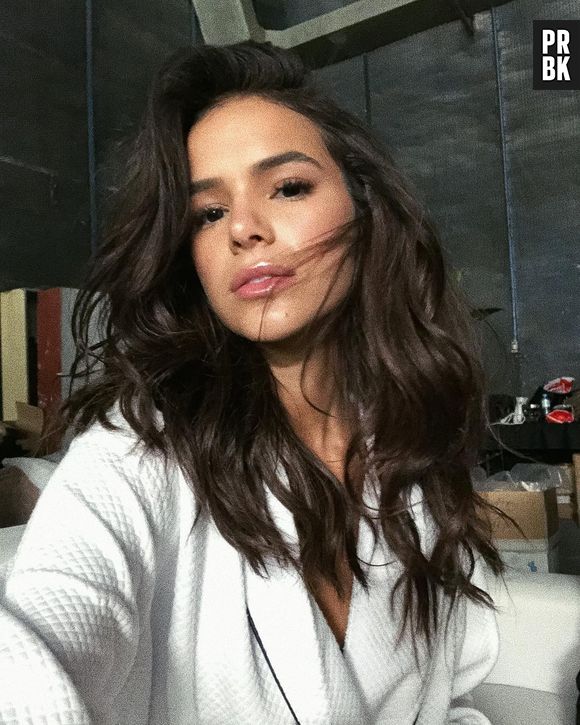 Bruna Marquezine fala sobre amor próprio na hora de usar lingerie