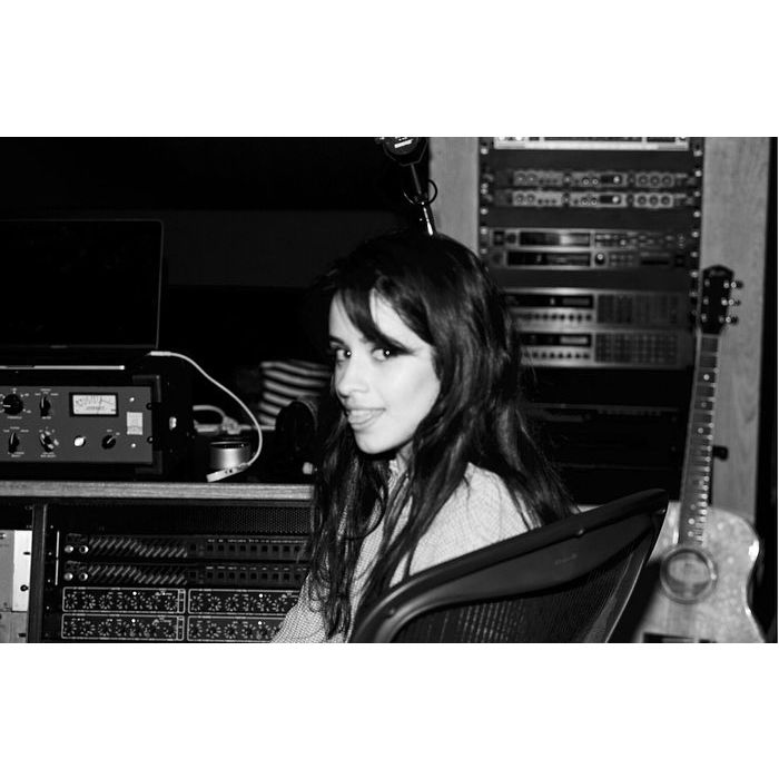 Camila Cabello está em estúdio trabalhando em seu próximo disco